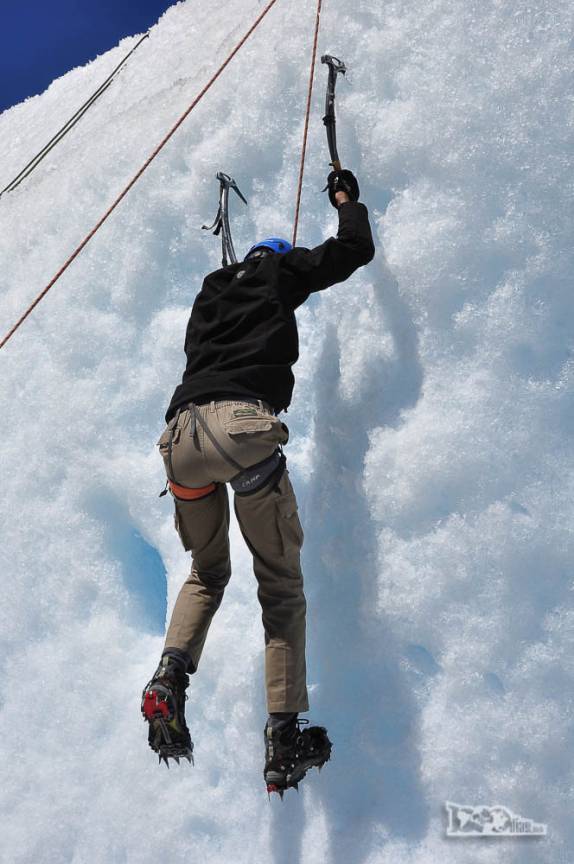 A Ana testa suas habilidades de alpinista no glaciar Viedma, no Parque Nacional Los Glaciares, região de El Chaltén, no sul da Argentina